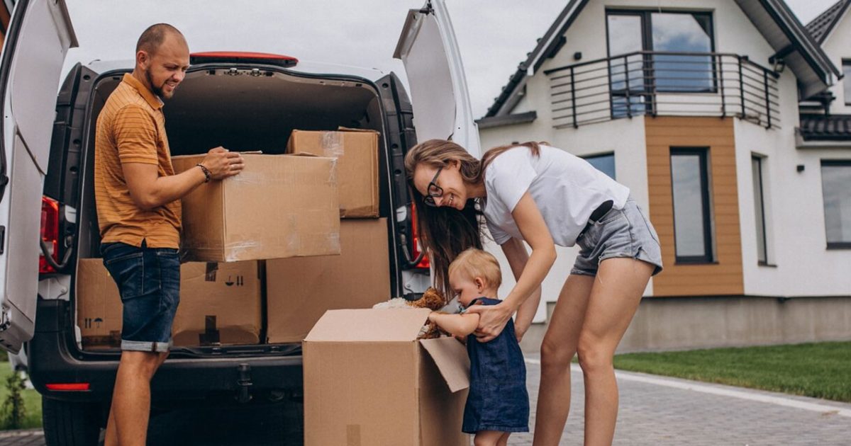Organizacja przeprowadzki? 10 sprawdzonych trików, które uratują Twój spokój