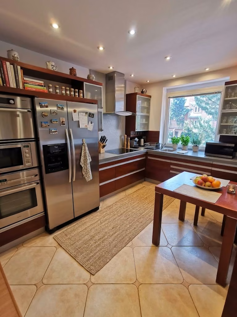 Keuken met eethoek voor het inpakken - verhuizingen Wrocław 4RELO