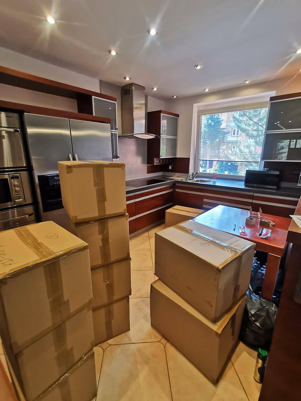 Keuken met eethoek tijdens het inpakken - verhuizingen Wrocław 4RELO