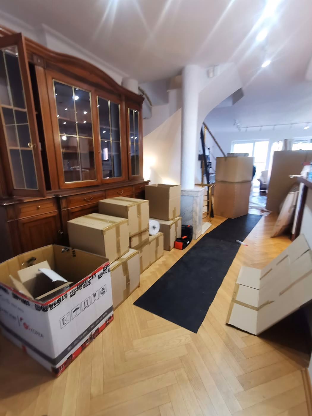 Dressoir tijdens het inpakken - verhuizingen Wrocław 4RELO