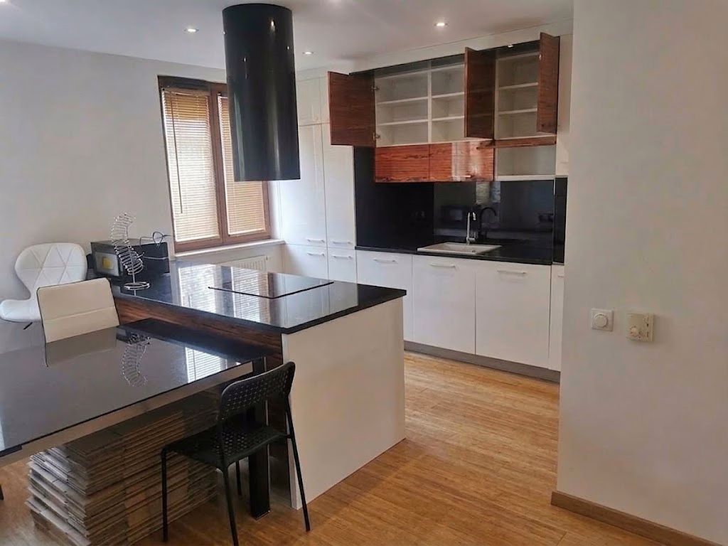 Keuken met kookeiland na het inpakken - verhuizingen Wrocław 4RELO