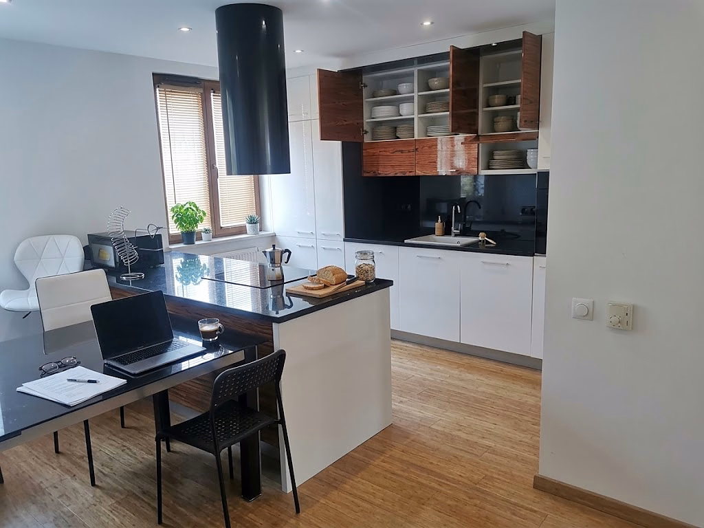 Keuken met kookeiland voor het inpakken - verhuizingen Wrocław 4RELO