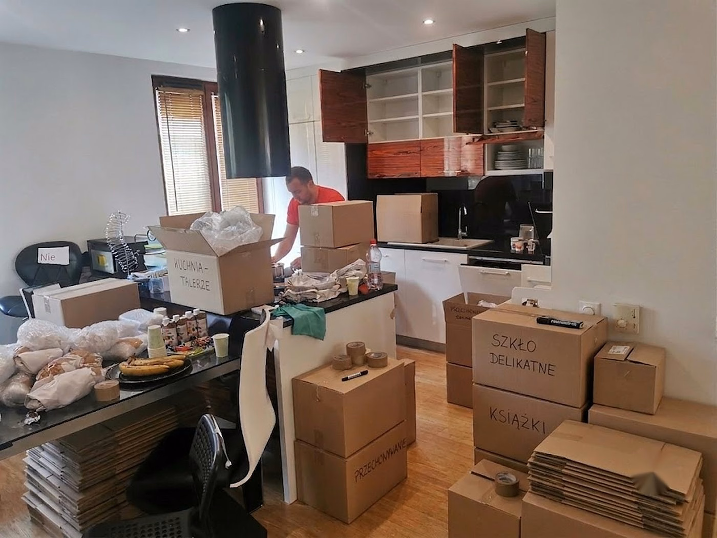 Keuken met kookeiland tijdens het inpakken - verhuizingen Wrocław 4RELO