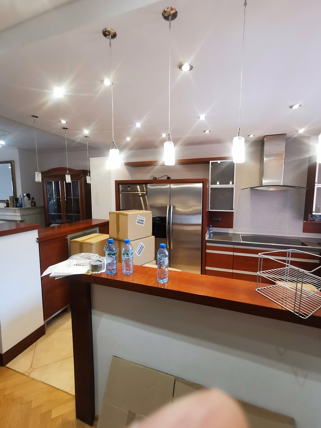 Open keuken met woonkamer tijdens het inpakken - verhuizingen Wrocław 4RELO