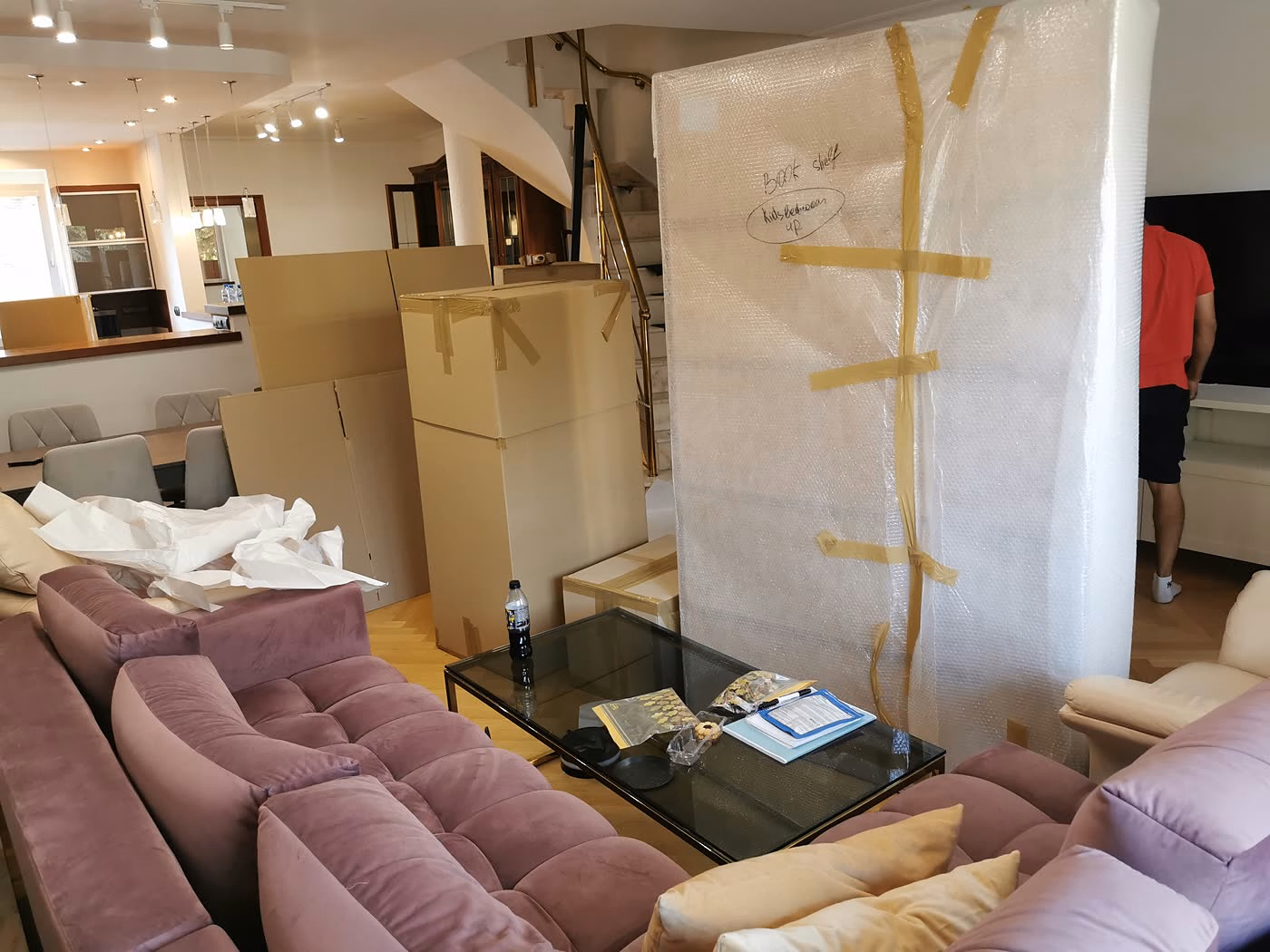 Woonkamer tijdens het inpakken - verhuizingen Wrocław 4RELO