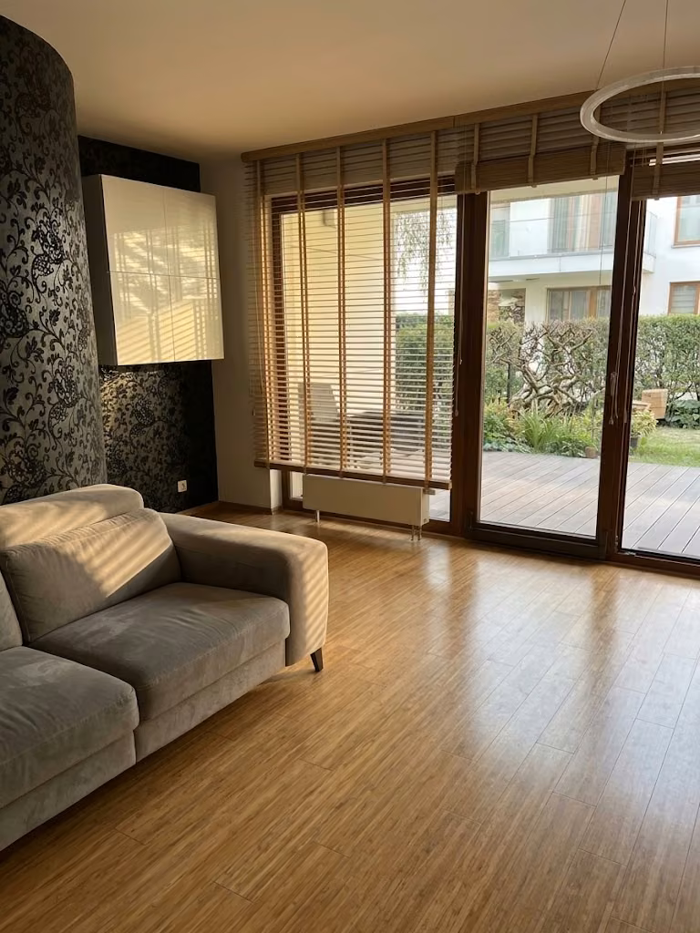 Woonkamer met terrasdeur na het inpakken - verhuizingen Wrocław 4RELO
