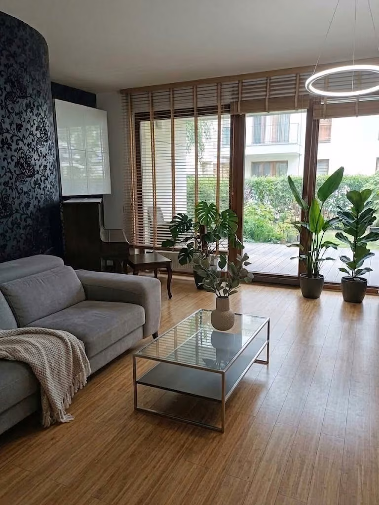 Woonkamer met terrasdeur voor het inpakken - verhuizingen Wrocław 4RELO