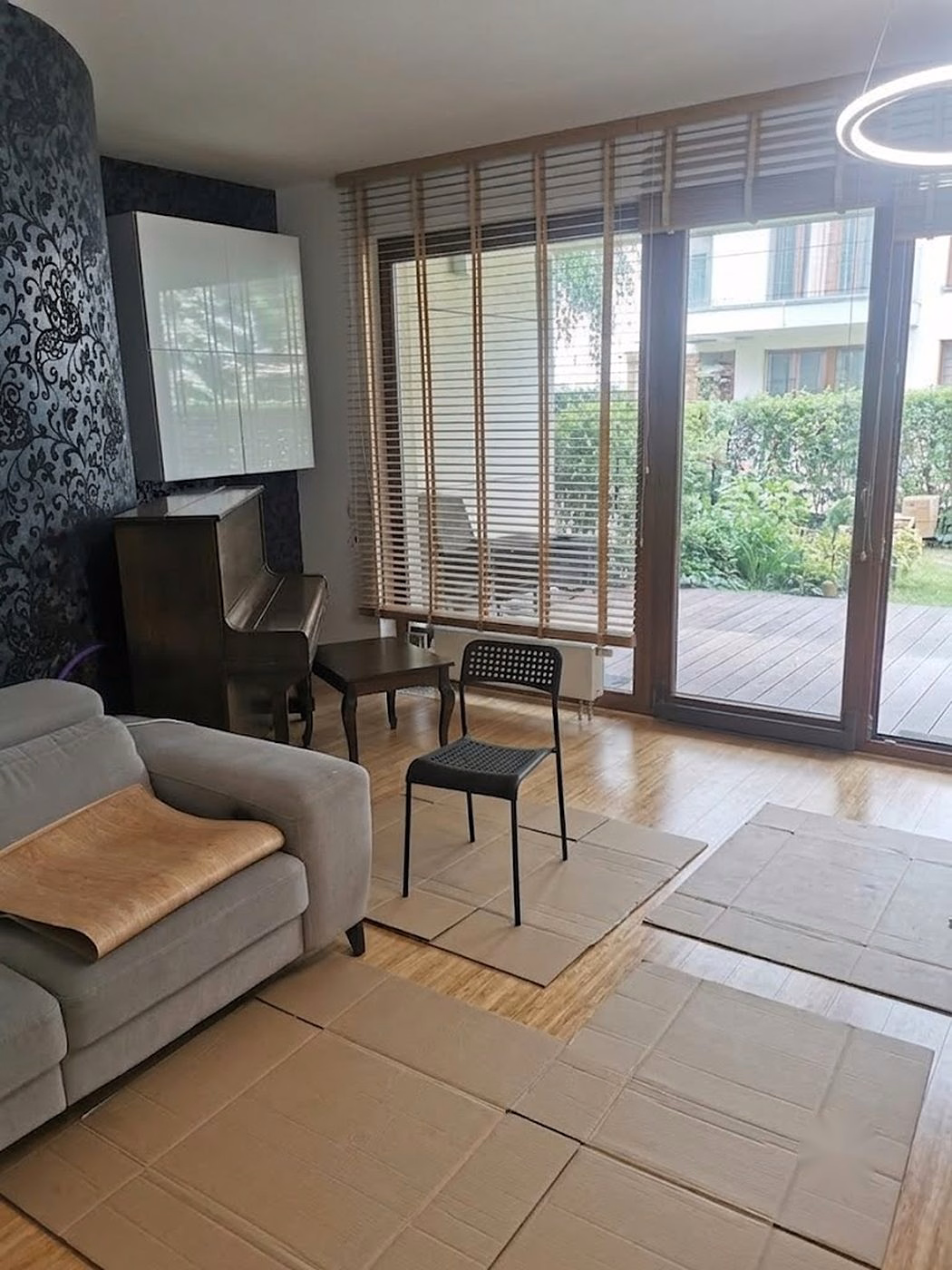 Woonkamer met terrasdeur tijdens het inpakken (2) - verhuizingen Wrocław 4RELO