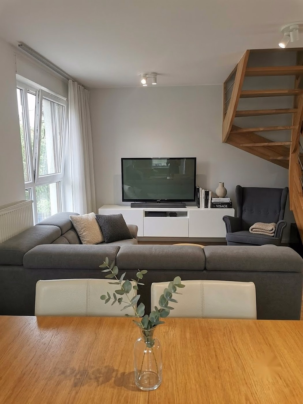 Woonkamer met eethoek na het inpakken - verhuizingen Wrocław 4RELO