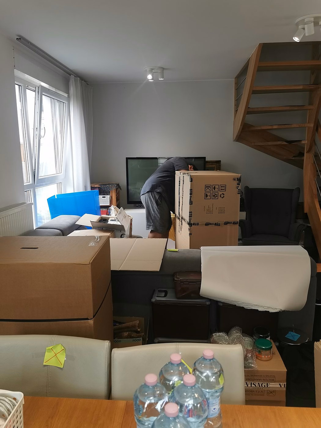 Woonkamer met eethoek voor het inpakken - verhuizingen Wrocław 4RELO