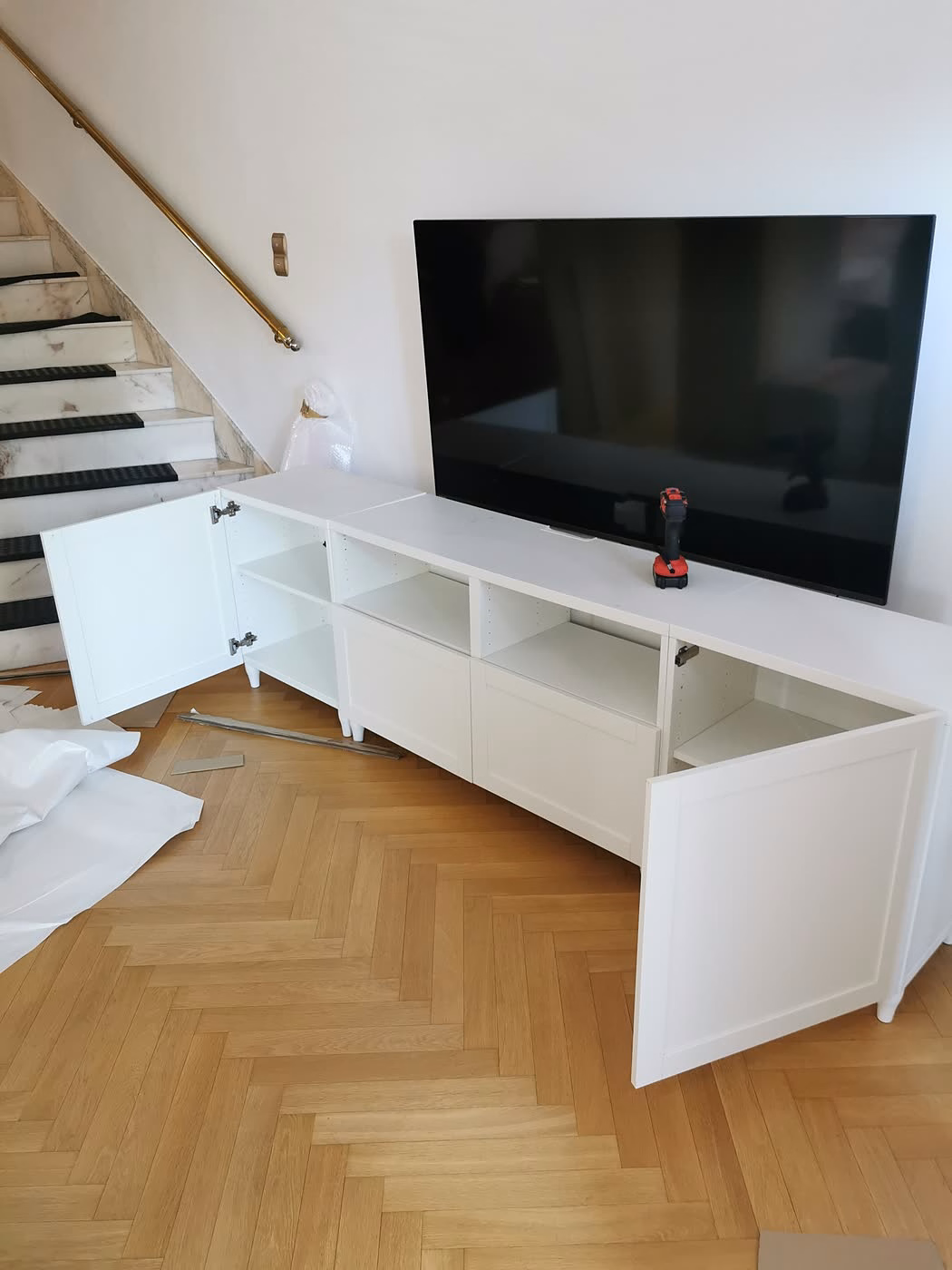 Tv-meubel tijdens het inpakken - verhuizingen Wrocław 4RELO