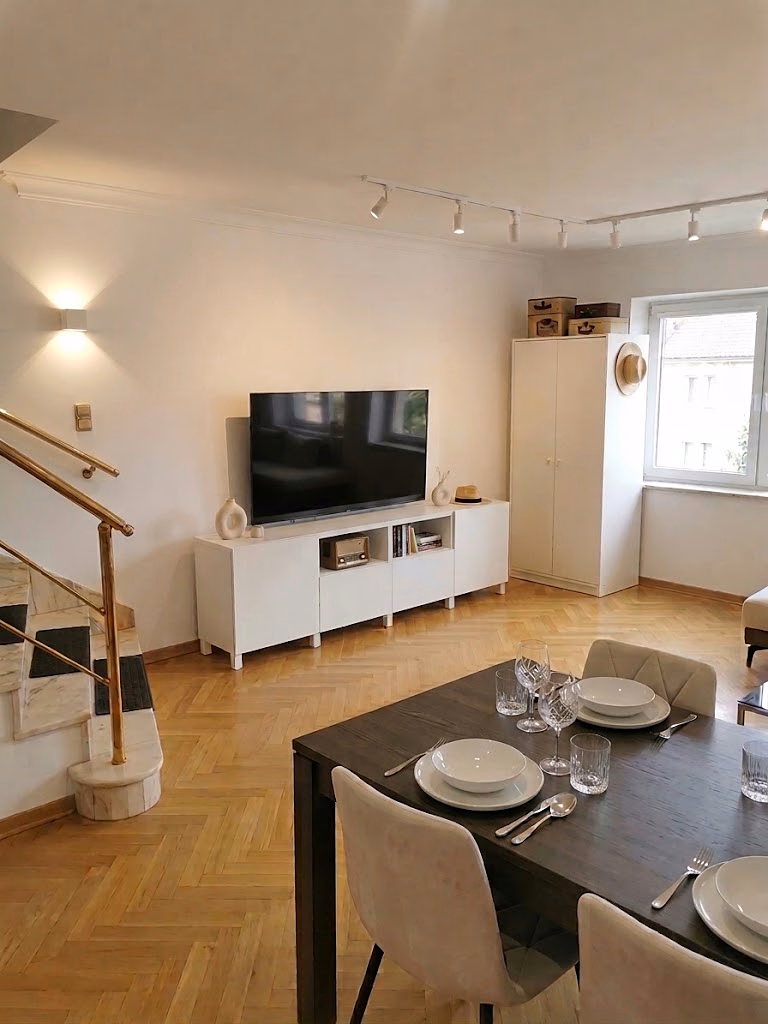 Woonkamer met tv voor het inpakken - verhuizingen Wrocław 4RELO