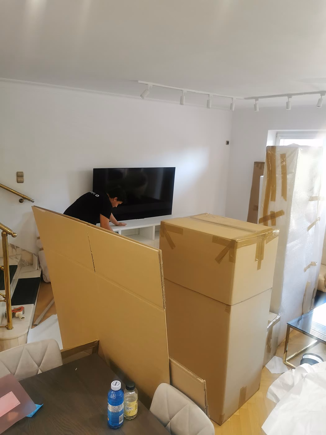 Woonkamer met tv tijdens het inpakken - verhuizingen Wrocław 4RELO