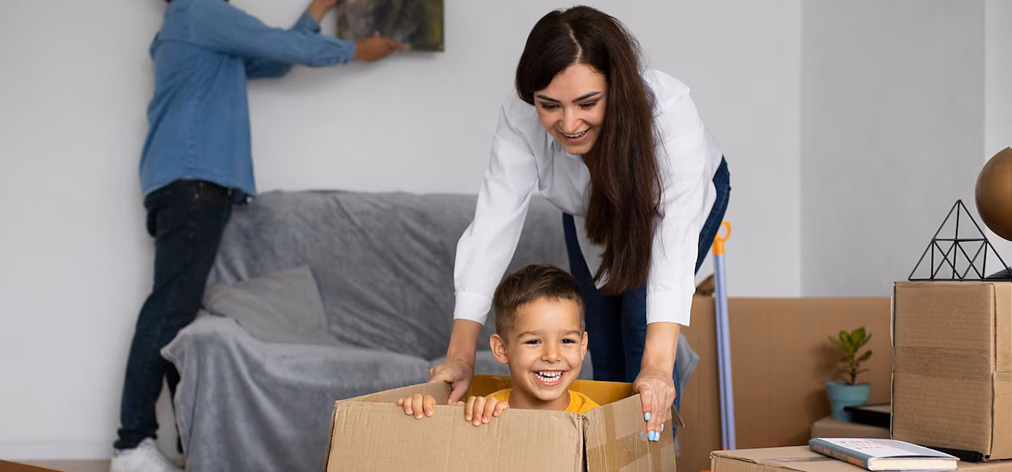 Een gezin pakt verhuisdozen in tijdens een woningverhuizing