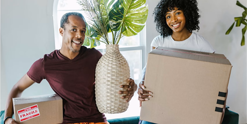 Mitarbeiter-Relocation — ein Paar mit Umzugskartons